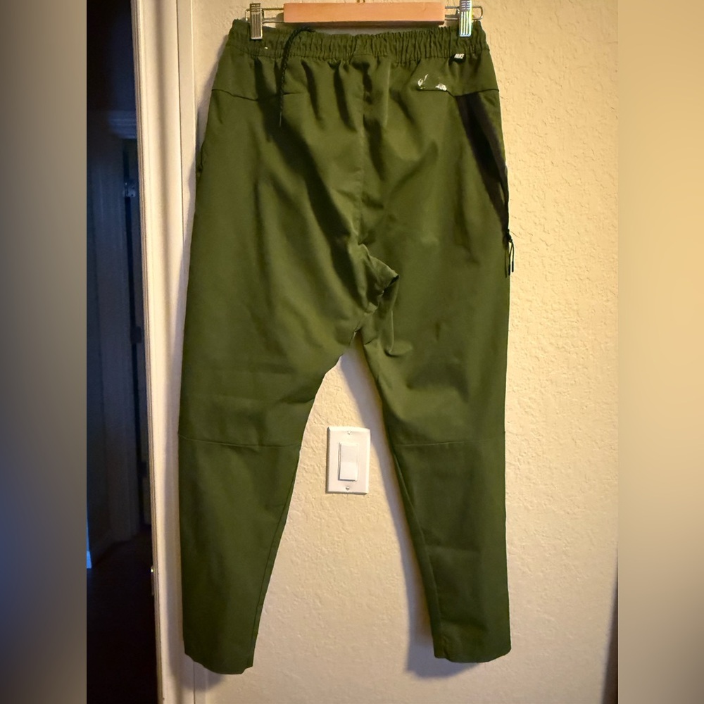 Nike men’s medium tech woven commuter pants - olive green - Picture 4 of 6